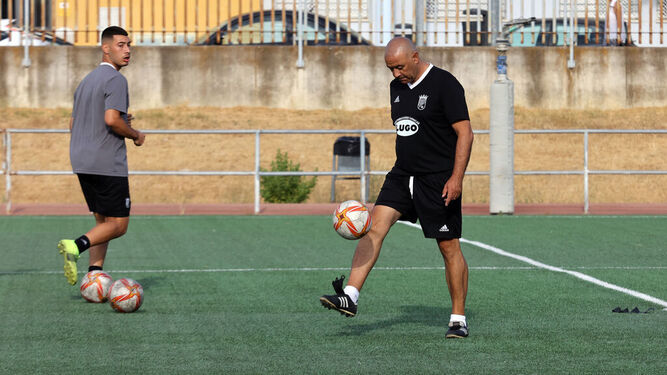 Paco Peña juega con un balón en un entrenamiento en La Granja.