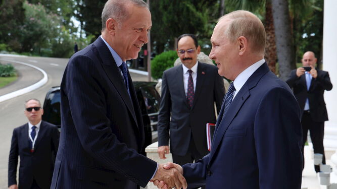 El presidente turco, Recep Tayyip Erdogan, saluda a Vladimir Putin.