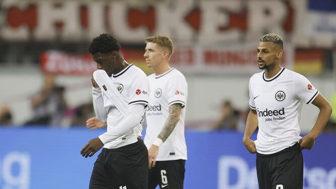 Desesperación en las caras de los jugadores del Eintracht tras la goleada sufrida ante el Bayern.