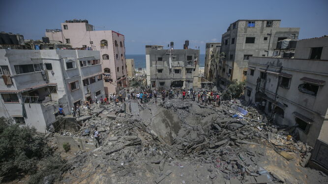 Los palestinos inspeccionan una casa destruida que pertenece a la familia Shamlakh tras los ataques aéreos israelíes en el sur de la ciudad de Gaza.
