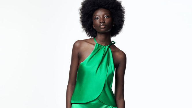 La invitada mejor vestida del verano lleva este conjunto verde de Zara.