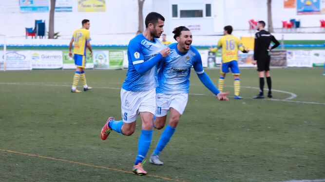 Rodri celebra junto a Álex Colorado un gol del Xerez CD en Conil.