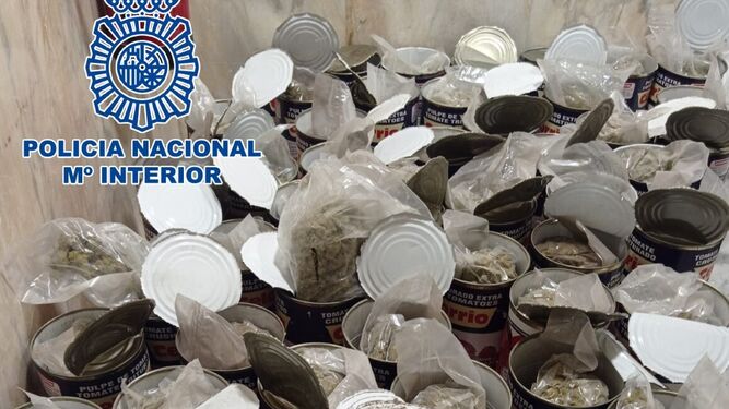 Algunas latas de tomate rellenas de droga que ha incautado la Policía Nacional.