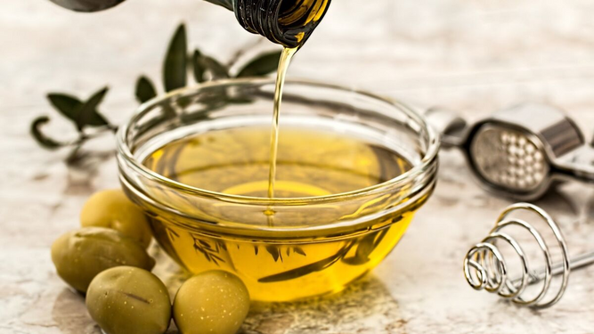 Aceite de oliva, el mejor remedio casero para las manchas de la cara.