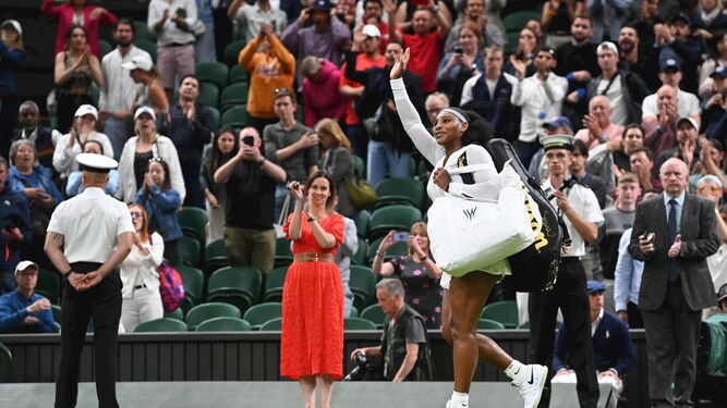 Serena Williams saluda al público en el Abierto de Canadá.