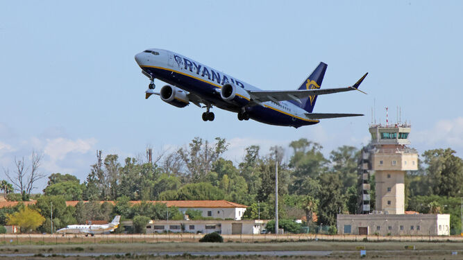 Despegue de un vuelo de Ryanair en el aeropuerto de Jerez