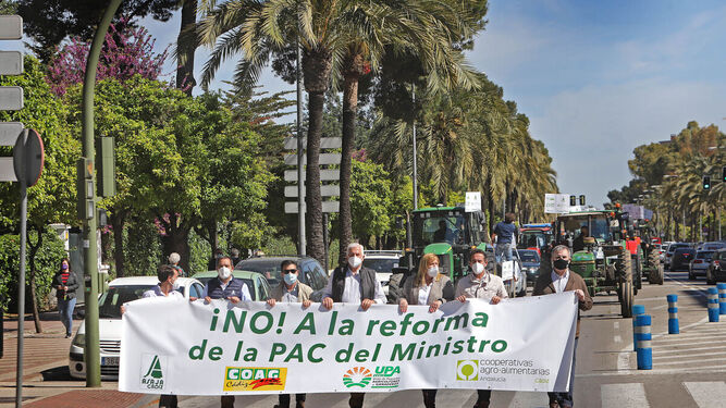 Responsables de Asaja-Cádiz junto a otros dirigentes agrarios en la provincia en una tractorada en Jerez contra la reforma de la PAC.