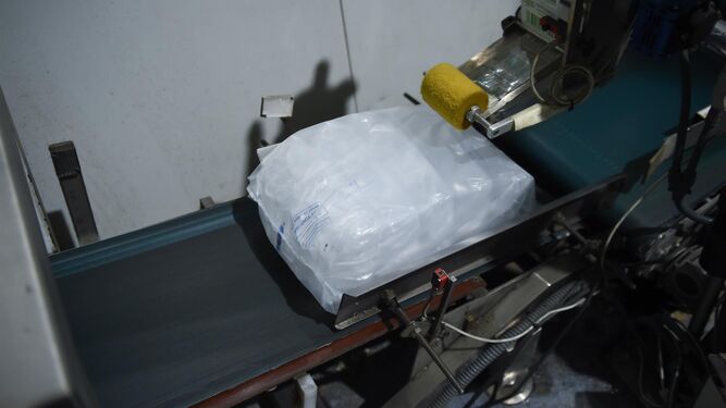 Parte del proceso de fabricación, secado y embolsamiento de sacos de hielo en la fábrica de hielo