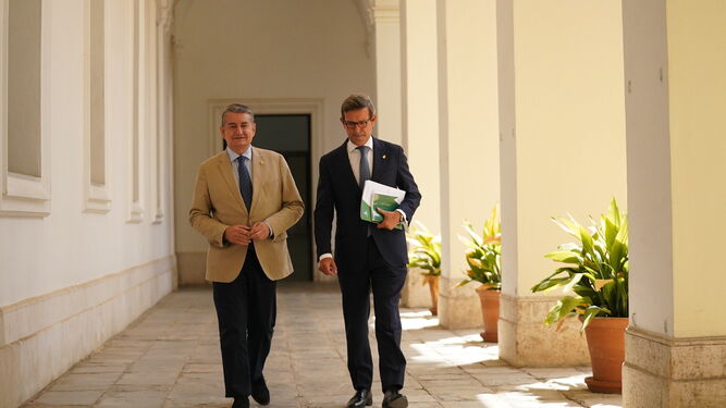 Los consejeros de Presidencia e Industria, Antonio Sanz y Jorge Paradela, tras el Consejo del pasado martes.