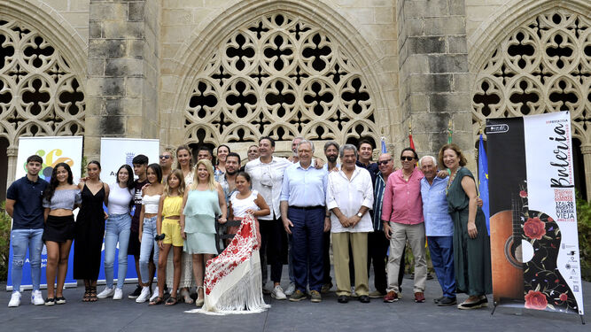 Mamen Sánchez y demás asistentes a la presentación de la 55 Fiesta de la Bulería.