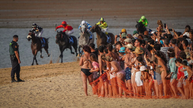 Muchos aficionados siguieron las carreras a pie de playa.