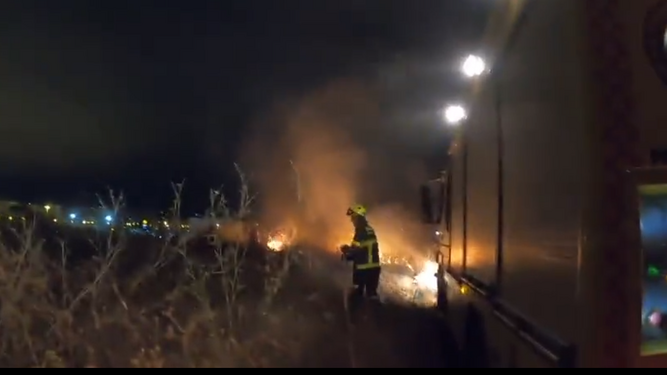 Bomberos de Jerez, apagando el fuego de pastos en la zona de Puerta del Sur.