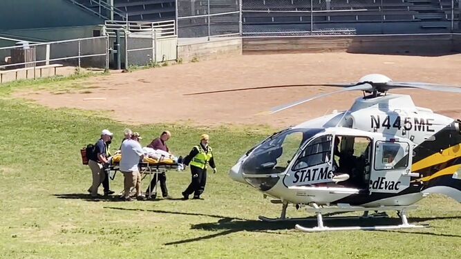 Una imagen del vídeo que captó el traslado de Rushdie en helicóptero al hospital.