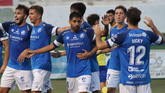 Los jugadores azulinos felicitan a Erik Aguado tras anotar el segundo gol del partido.