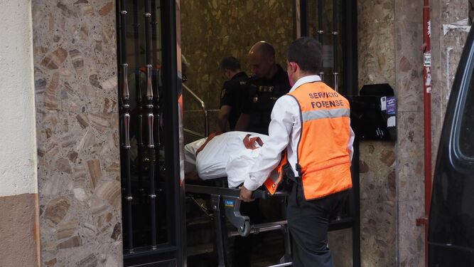 Hallan tres cadáveres, dos de ellos con síntomas de muerte violenta, en dos pisos de Valladolid, Valladolid