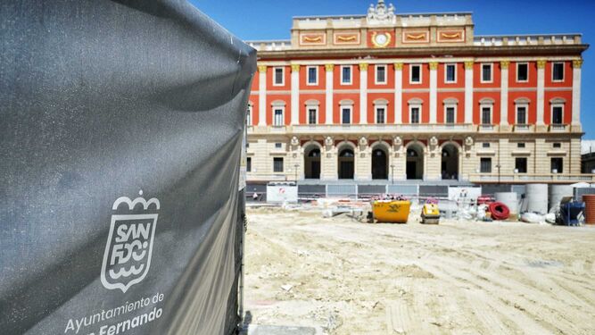 Las obras de la plaza del Rey de San Fernando. Al fondo, el Ayuntamiento tras su reciente rehabilitación.