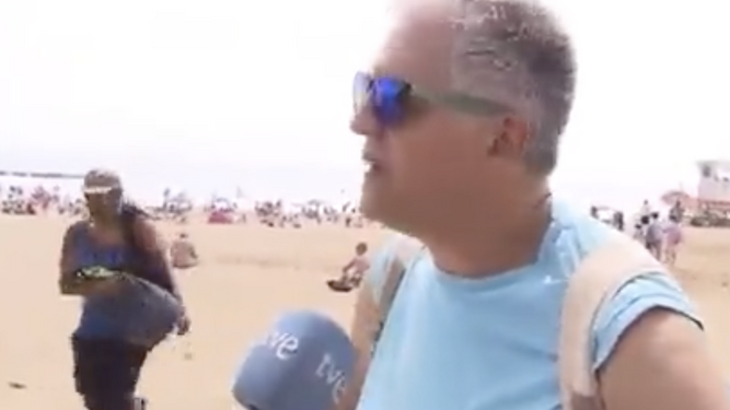 Roban un bolso en directo en televisión en una playa de Barcelona