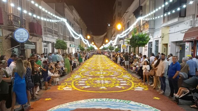 Las previsiones municipales de visitantes para agosto son superiores. En la fotografía, la céntrica calle San Juan este pasado lunes minutos antes del paso de la Patrona de Sanlúcar.