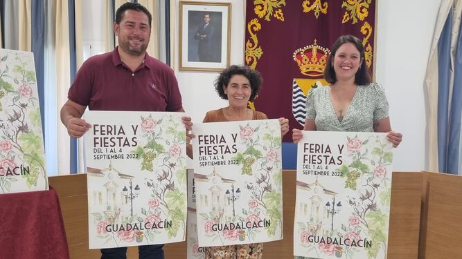Salvador Ruiz, Nieves Mendoza y Alejandra Caro, con el cartel de la Feria de Guadalcacín 2022.