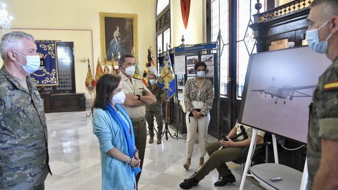 La ministra de Defensa, Margarita Robles, durante su visita al cuartel general de la Fuerza Terrestre.