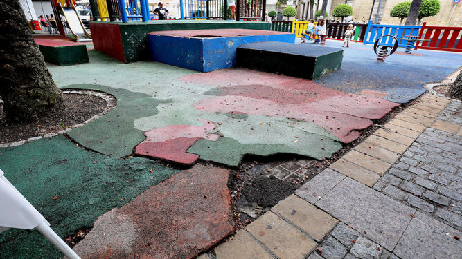 El parque de la plaza del Progreso tiene el suelo sucio y roto.