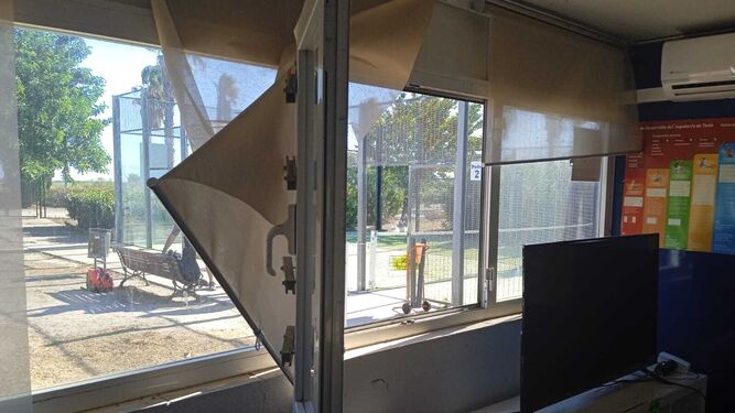 Una ventana de la oficina del Club totalmente destrozada
