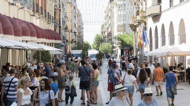 Gente en las calles de Huesca este verano