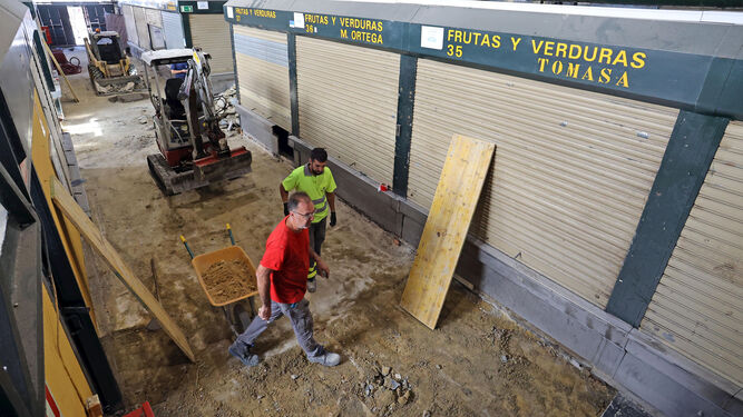 Dos operarios trabajando en la plaza de abastos de Jerez