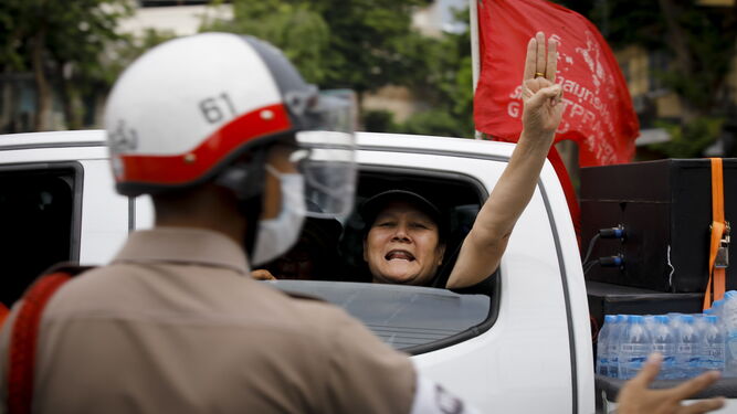 Un opositor celebra la decisión de la Justicia en Bangkok.