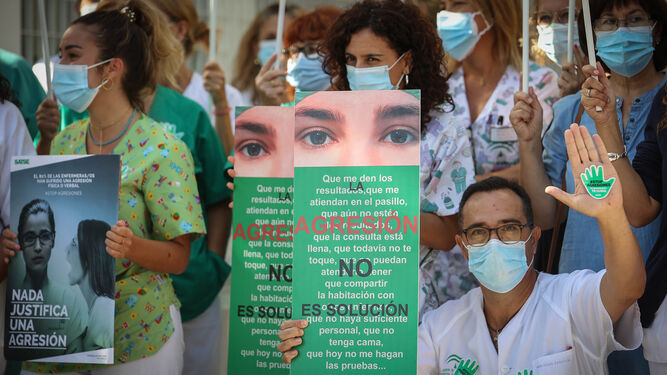 Protesta en el Hospital de Jerez para denunciar el último caso de agresión a personal sanitario.