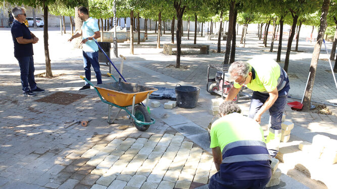Operarios trabajando en las obras de la Alameda Vieja.