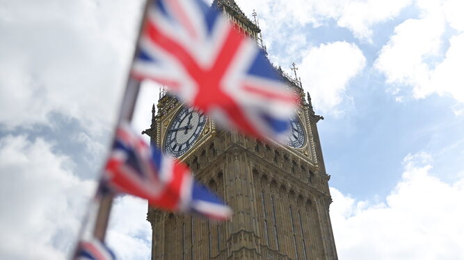 Banderas británicas cerca del Parlamento en Londres.