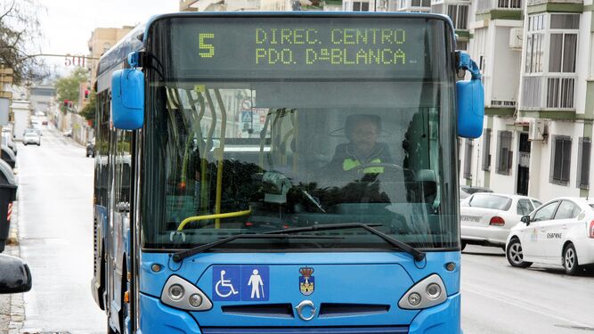 Un autobús urbano circulando por la calle Valdés.