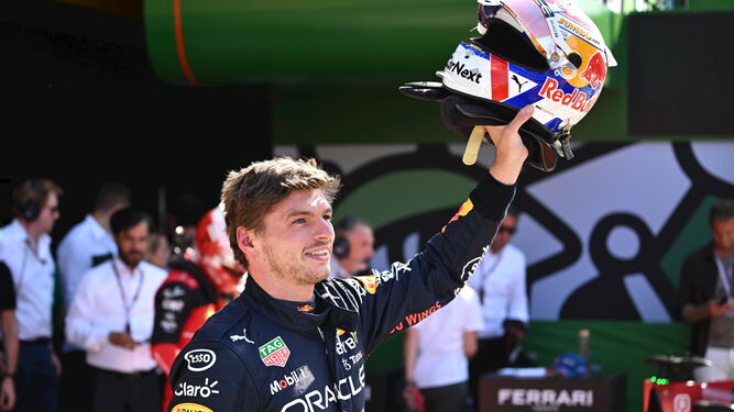 Verstappen saluda a sus aficionados tras lograr la 'pole'.