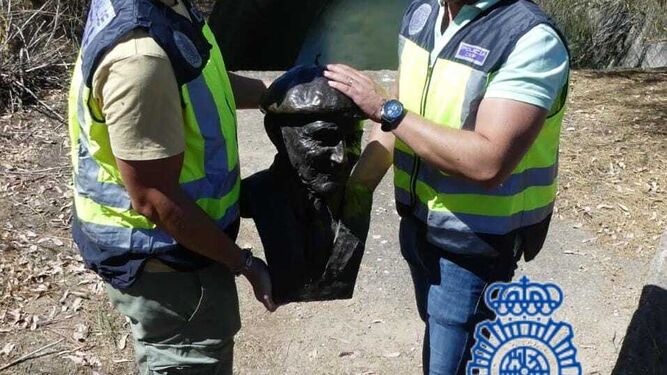 La Policía Nacional, este sábado con el busto nada más recuperarlo.