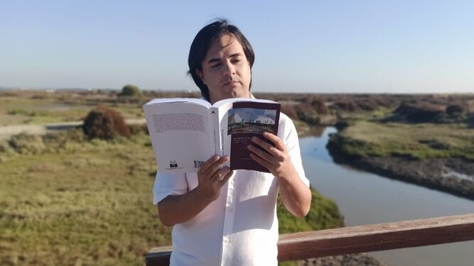Alejandro Díaz posa con su libro sobre las salinas.