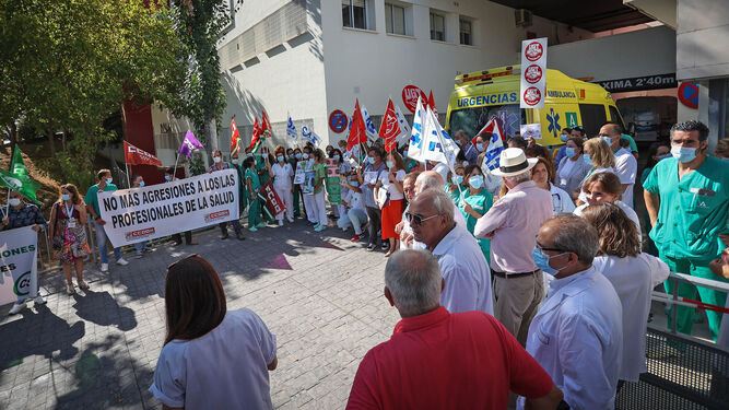 Protesta , en el Hospital de Jerez, convocada por los sindicatos tras la agresión de días atrás.