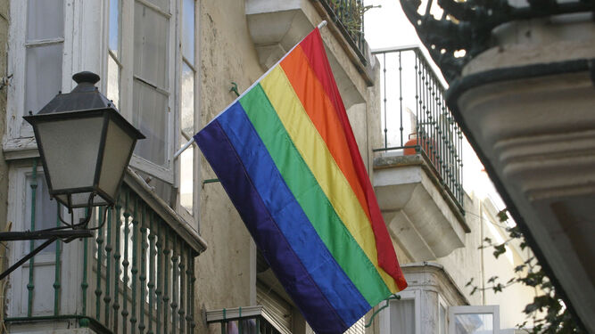 Bandera arcoiris colgada del balcón de una casa