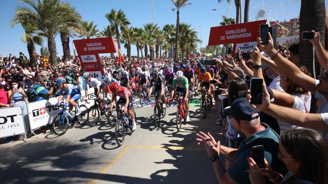 La salida neutralizada de la decimosexta etapa de la Vuelta Ciclista a España en Sanlúcar.