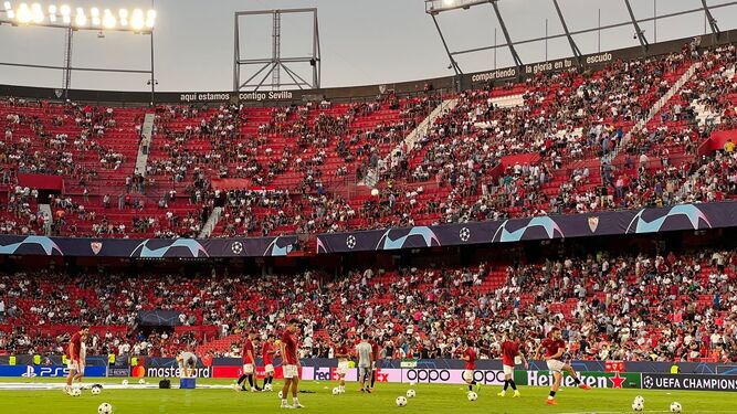 Aspecto del estadio Ramón Sánchez-Pizjuán durante el calentamiento del Sevilla-Manchester City.