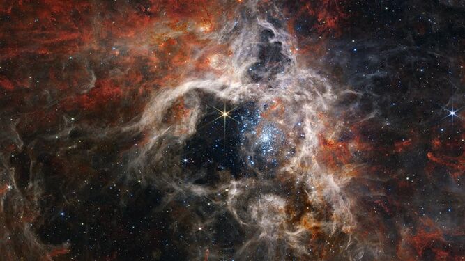 La nebulosa de Tarántula, una "guardería" de estrellas en la Gran Nube de Magallanes captada por el telescopio espacial James Webb