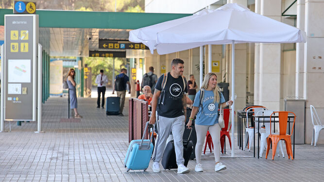 Dos jóvenes accediendo a la terminal del Aeropuerto de Jerez.