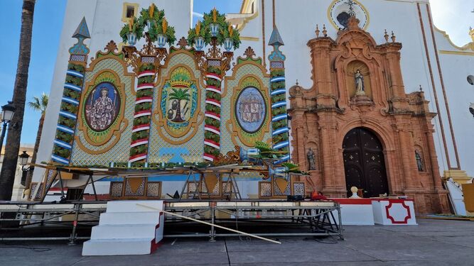 Instalación del escenario donde se desarrolla el Festival.