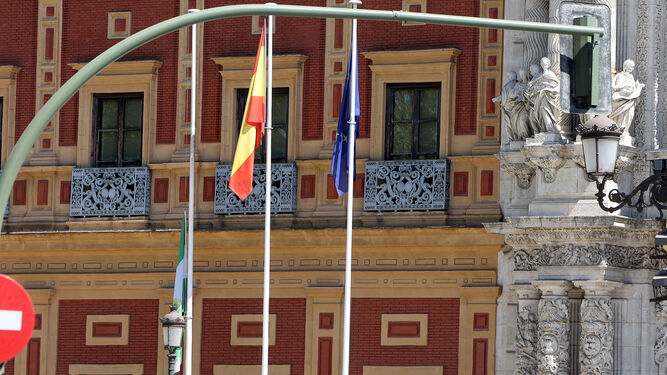 Bandera de Andalucía a media asta en señal de luto.