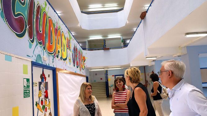 Mamen Sánchez, Laura Álvarez y Juan Antonio Cabello, en su visita al colegio Ciudad de Jerez.