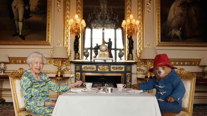 Isabel II mostró todo su buen humor con el vídeo del Jubileo de este año en el vídeo con el osito Paddington