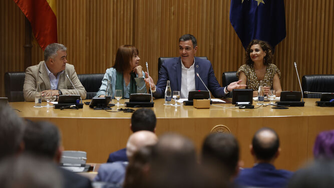 Pedro Sánchez, junto a María Jesús Montero (d), Cristina Narbona y Santos Cerdán), preside reunión interparlamentaria socialista.