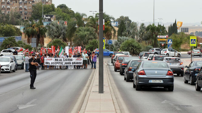 Protesta de la plantilla del Hospital San Juan Grande en su recorrido hacia el Hospital Universitario de Jerez.