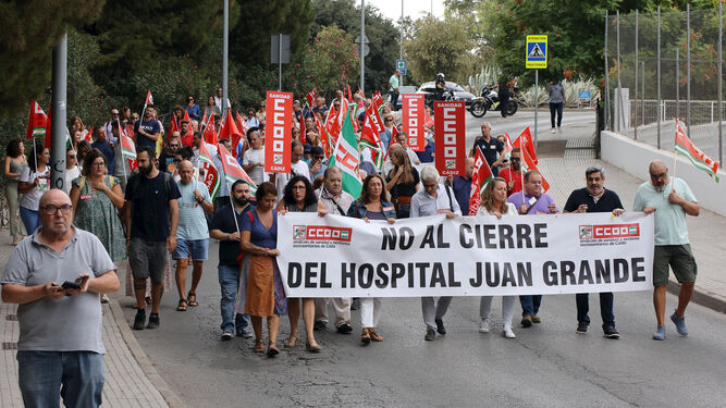 Protesta de la plantilla del Hospital San Juan Grande en su recorrido hacia el Hospital Universitario de Jerez el pasado lunes.