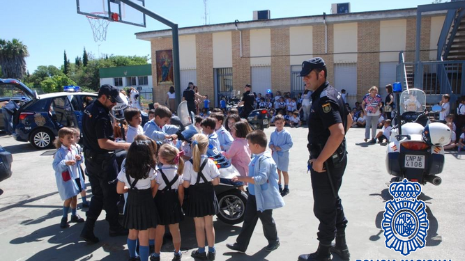 Dos agentes de la Policía Nacional  en un colegio de Jerez